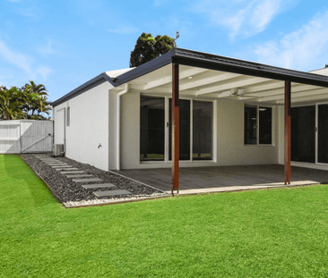 Comfortable 5-Bed, 2-Bath Home with Double Garage - Sippy Downs - Photo 4