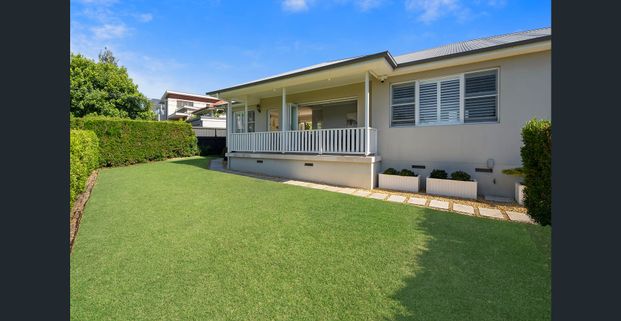 Stylish Fully Furnished Single Level Home – 4 to 6 Month Lease - Photo 1