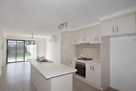 STYLISH TWO-BEDROOM RESIDENCE IN POPULAR ESTATE! - Photo 3