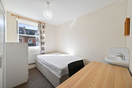 6 Bed Student Accommodation - Photo 5