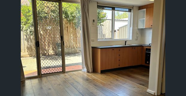 Beautifully Presented Ground Floor Apartment - Bonus Large Courtyard - Photo 1