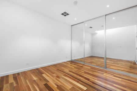 Two-bedroom two bathroom townhouse in wanted locale - Photo 2