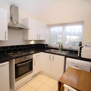 Detached bungalow to rent - Photo 2