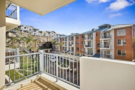 Modern Split Level, Sun Filled 2 Bedroom Apartment with Parking - Photo 4