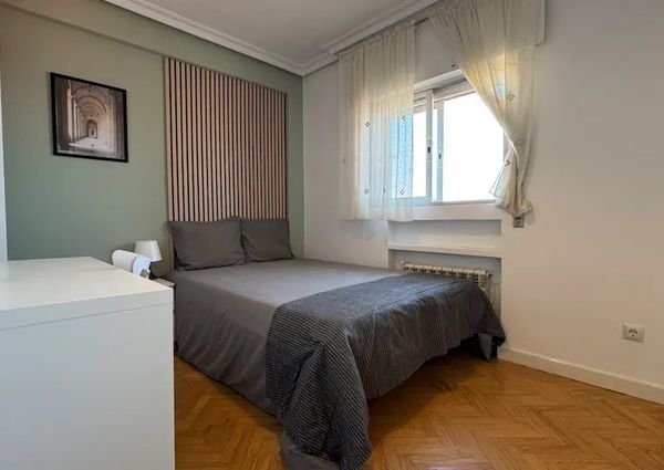 Calle de Tribaldos, Madrid, Community of Madrid 28043