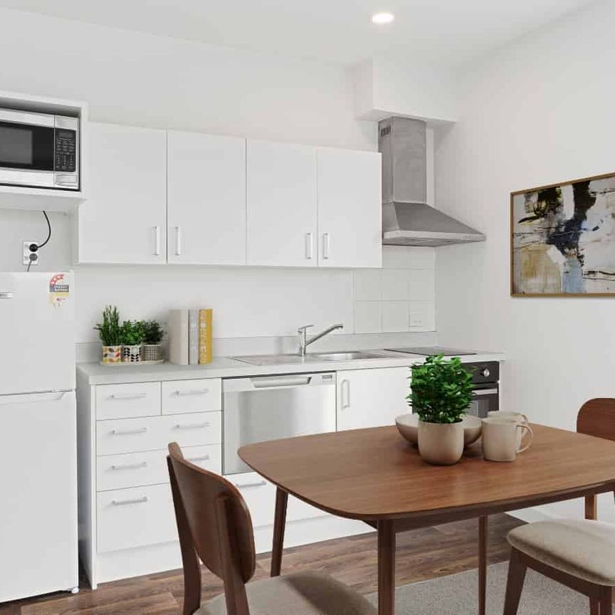 Central & Sunny 2 Bedroom Apartment - Photo 1