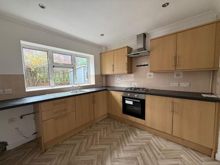 3 bedroom semi-detached house to rent - Photo 5