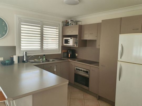 BEAUTIFULLY APPOINTED & FULLY FURNISHED DUPLEX IN QUITE CUL-DE-SAC CLOSE TO GOLF COURSE! CORPORATE TO THE CORE! - Photo 1