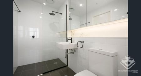 2 BEDROOM / 2 BATHROOM / 1 CAR UNFURNISHED - OPERA APARTMENTS - Photo 4