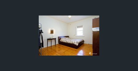 Solid Brick 4/5 Bedroom 2 bathroom family home - Photo 4