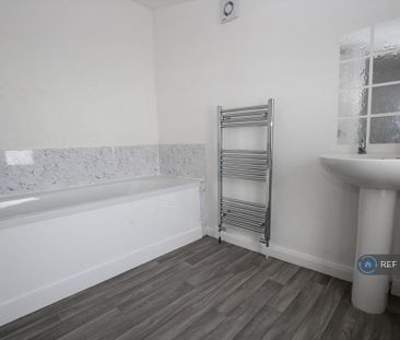 2 bedroom semi-detached house to rent - Photo 6