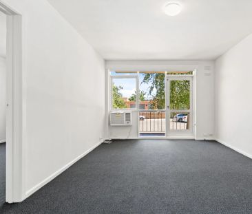 Light-Filled 1 Bedroom Apartment in Prime Armadale Location - Photo 6