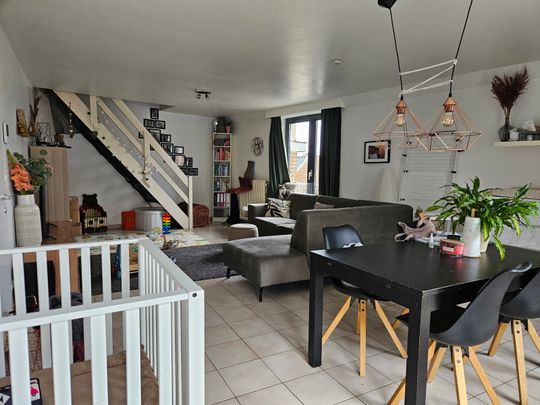 Ruim duplex-appartement met terras in het centrum - Photo 1