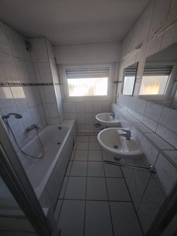 Moderne 2 Zimmer Wohnung mit EBK, Balkon und Stellplatz - Photo 3