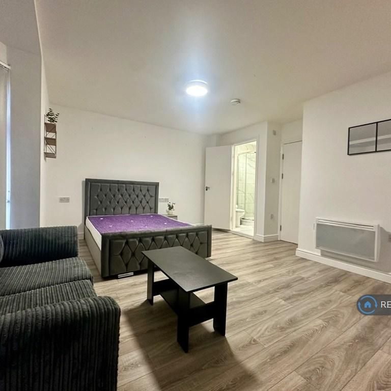 1 bedroom in a house share to rent - Photo 1