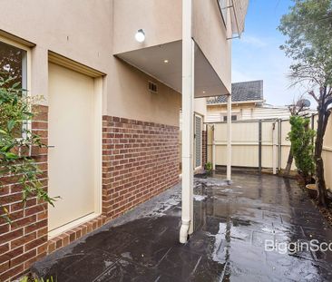 Perfect Two Bedroom Newport Townhouse - Photo 1