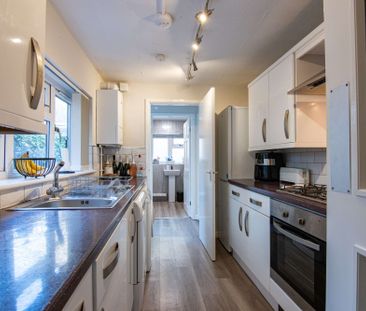 Just around the corner from the most popular student spots! - Photo 6