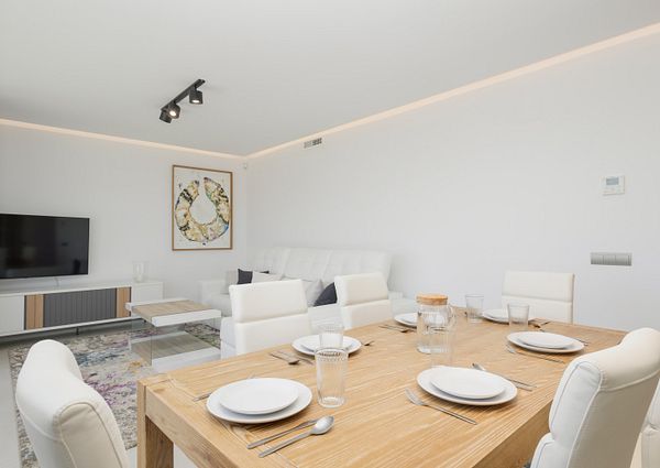 Apartment located in the Harmony Urbanization, in Cala de Mijas. The apartment is distributed on one floor, the house consisting of three bedrooms, 2 bathrooms, living room, dining room, kitchen, terrace and solarium and on a second floor the solarium.