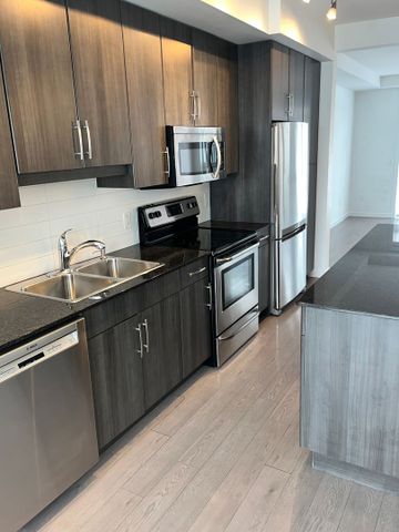 3 bed/2.5 bath Townhouse in Glenmore - Photo 3