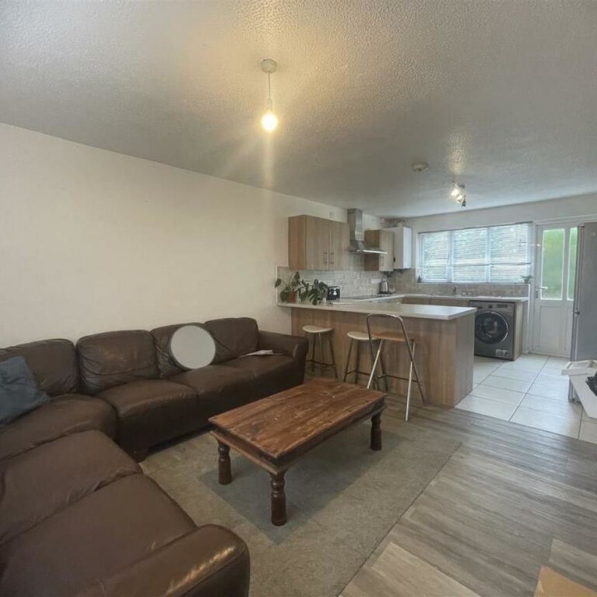 6 bed Semi-Detached House for Rent - Photo 1