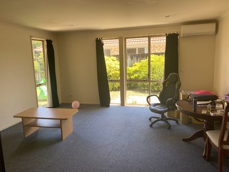 Welcome to 6 Grevillea Place, a tidy and comfortable home located in a quiet cul-de-sac in Hamilton. - Photo 2