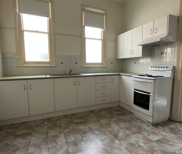 Centrally Located Two Bedroom Flat - Photo 1