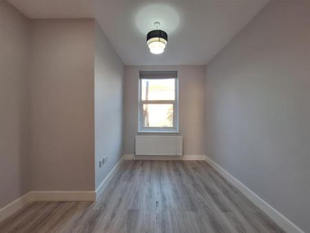 3 bedroom flat to rent - Photo 4