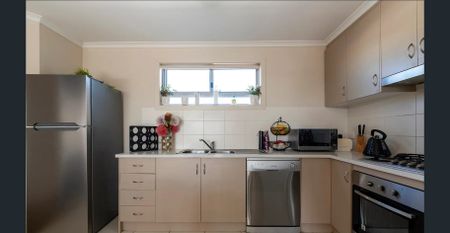 Discover the ultimate lock-up-and-leave lifestyle in this low-maintenance gem, with a cleverly designed floorplan that's perfect for effortless living - Photo 5