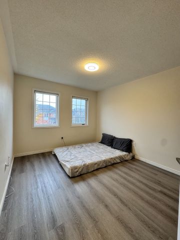 For Lease - 163 Flagstone Way, Newmarket, Ontario - Photo 2