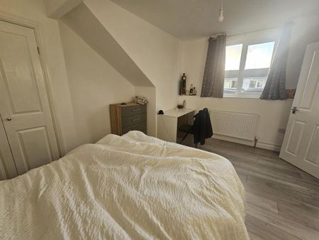 1 bedroom in a house share to rent - Photo 4