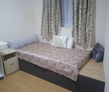 3 Bed Semi-Detached House, Ajax Avenue, NW9 - Photo 2