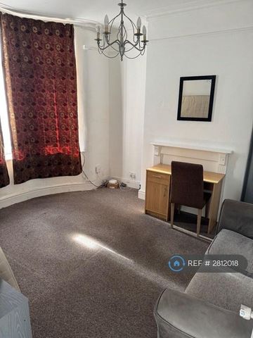 1 bedroom in a house share to rent - Photo 2