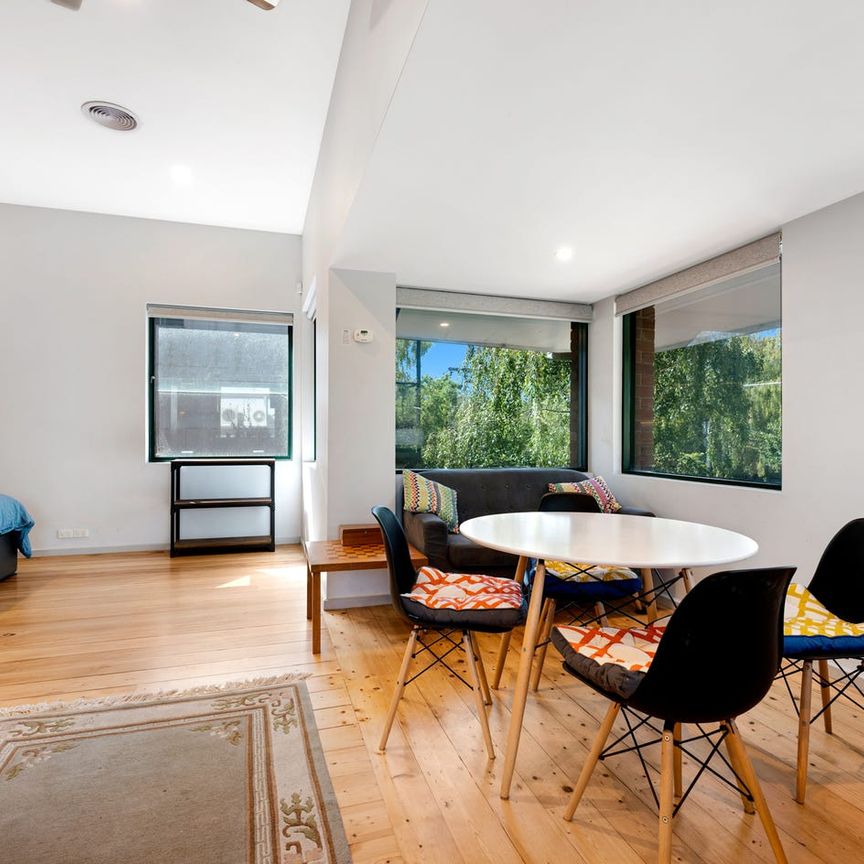 "Generous Studio Apartment in Boutique Block with WIFI Included" - Fully Furnished - Photo 1