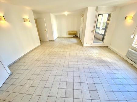 TRES BEAU T4 DE 81.02 M² AU 1ER ETAGE D'UN IMMEUBLE SITUE 23 AVENUE GENERAL LECLERC A VILLEURBANNE - Photo 4