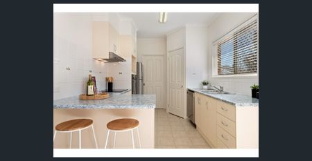 WELL PRESENTED LOW MAINTENANCE FAMILY HOME IN DESIREABLE LOCATION - Photo 4