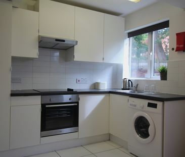 3 Bedroom Terraced House - Photo 1