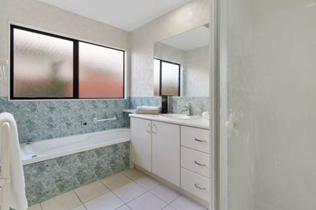 Botany 4 Bedroom 2 bathroom Family Home - Photo 3