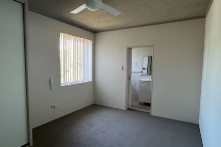 Large Three Bedroom Unit! - Photo 2