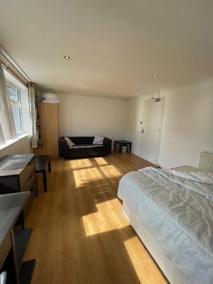 4 bedroom flat to rent - Photo 1