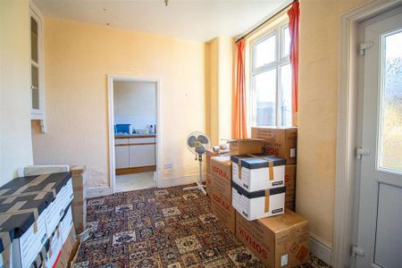 3 bedroom end of terrace house to rent - Photo 2