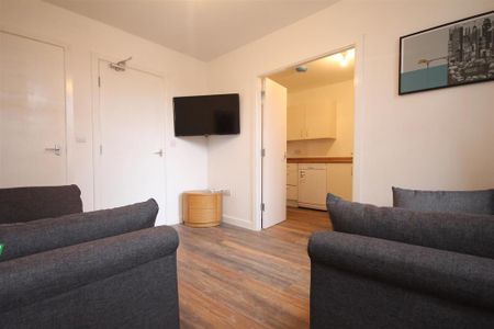 4 bedroom flat to rent - Photo 3
