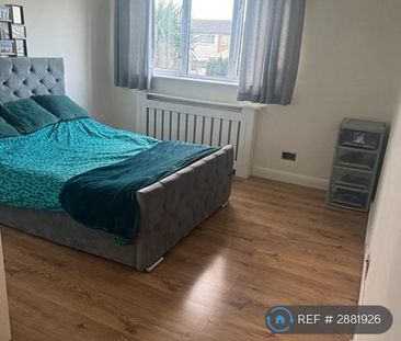 4 bedroom semi-detached house to rent - Photo 4