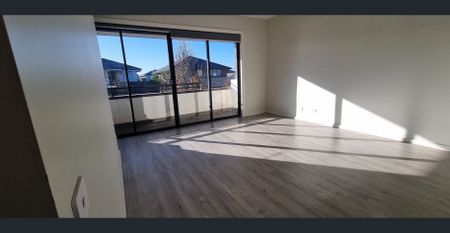 🛏️ 4 Bedrooms | 🛋️ 2 Living Areas | 🎬 1 Media Room | 🛁 3 Bathrooms | 🚗 Double Garage - Photo 4