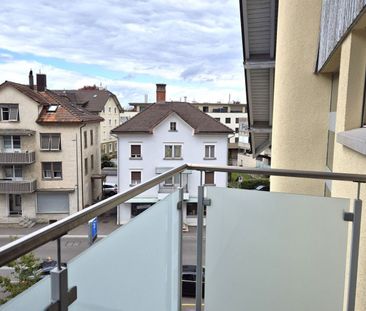 Central Studio with Balcony - Photo 5