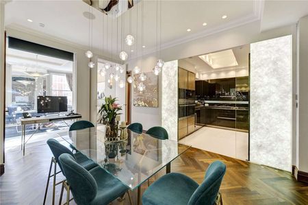 An exceptional and beautifully designed two bedroom Mayfair apartment with lift access and 24 hour porterage. - Photo 5