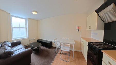 3 bedroom end of terrace house to rent - Photo 2