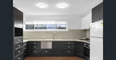 Charming Inner-City Townhouse - Photo 4