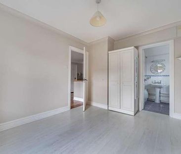 Calcott Park, Yateley, GU46 - Photo 1