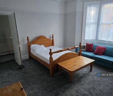 6 bedroom terraced house to rent - Photo 2