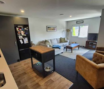 Architecturally designed townhouse - Photo 3